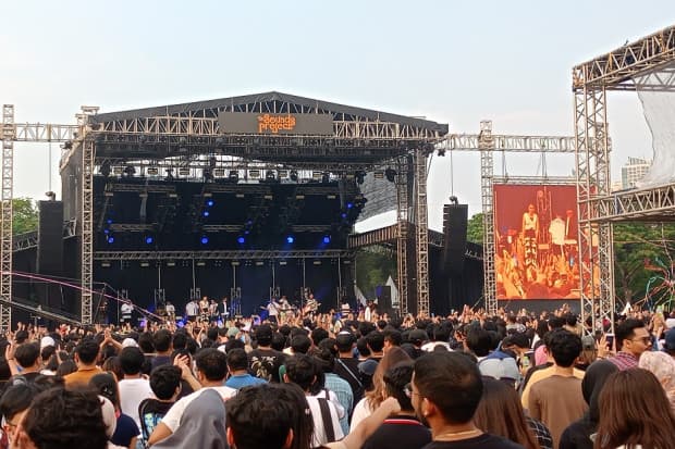 Hari Ketiga The Sounds Project Vol. 6 Ramai, Pengunjung Tak Sabar Nonton Nadin Amizah Hari Ketiga The Sounds Project Vol. 6 Ramai, Pengunjung Tak Sabar Nonton Nadin Amizah