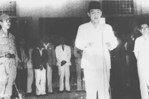 Bacakan Teks Proklamasi, Soekarno Ternyata Pakai Microfon dari Bungkus Rokok Bacakan Teks Proklamasi, Soekarno Ternyata Pakai Microfon dari Bungkus Rokok