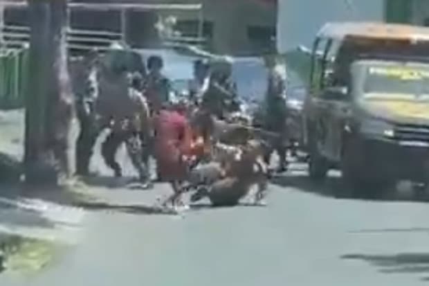 Viral ODGJ Ngamuk di Jalanan Manado, 1 Polisi Terluka Kena Sabetan Parang Viral ODGJ Ngamuk di Jalanan Manado, 1 Polisi Terluka Kena Sabetan Parang