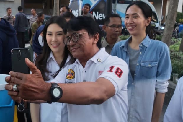 Seru! Warga Berebut Swafoto dengan Caleg Perindo Angela Tanoesoedibjo Seru! Warga Berebut Swafoto dengan Caleg Perindo Angela Tanoesoedibjo