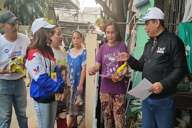 Bacaleg Rere Tati Sri Hardina Kembali Bagikan KTA dan 500 Minyak Goreng ke Masyarakat Depok Bacaleg Rere Tati Sri Hardina Kembali Bagikan KTA dan 500 Minyak Goreng ke Masyarakat Depok