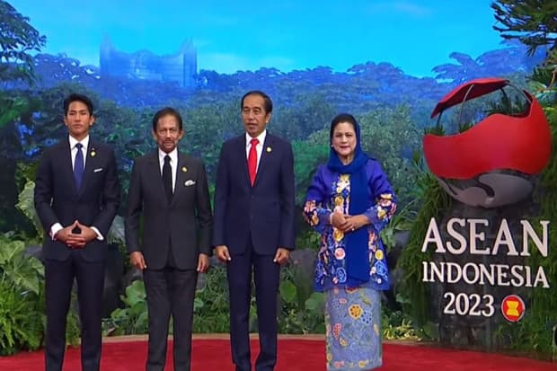 Pesona Pangeran Mateen yang Dampingi Sultan Brunei di KTT ke-43 ASEAN, Ganteng dengan Setelan Jas Pesona Pangeran Mateen yang Dampingi Sultan Brunei di KTT ke-43 ASEAN, Ganteng dengan Setelan Jas