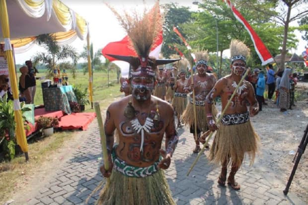 Keragaman dalam Persatuan, Tarian Papua Tampil di Karnaval Merdeka di Bojonegoro Keragaman dalam Persatuan, Tarian Papua Tampil di Karnaval Merdeka di Bojonegoro