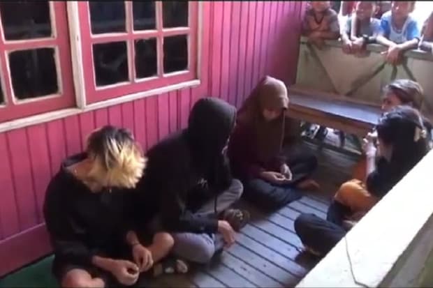 5 Remaja Digerebek Warga saat Mesum, 1 Sedang Hamil 8 Bulan 5 Remaja Digerebek Warga saat Mesum, 1 Sedang Hamil 8 Bulan
