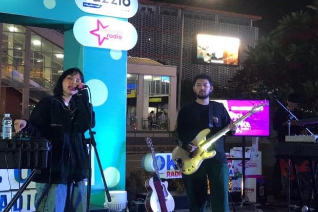 White Chorus Hipnotis Penonton Anjungan Sarinah lewat Musik Pop Elektronik White Chorus Hipnotis Penonton Anjungan Sarinah lewat Musik Pop Elektronik