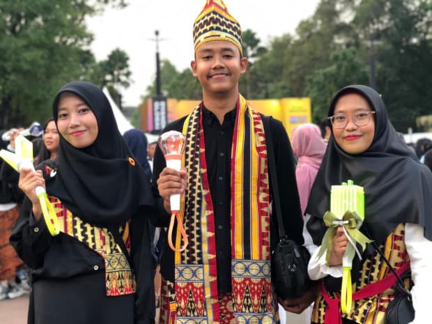 Unik, Penonton Konser SMTOWN di GBK Kenakan Batik dan Pakaian Tradisional Unik, Penonton Konser SMTOWN di GBK Kenakan Batik dan Pakaian Tradisional