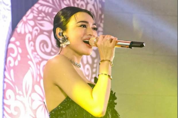 Wika Salim Kegirangan Nyanyi Depan Jokowi: Mak Ini Lihat Anaknya Ditonton Sama Presiden Wika Salim Kegirangan Nyanyi Depan Jokowi: Mak Ini Lihat Anaknya Ditonton Sama Presiden