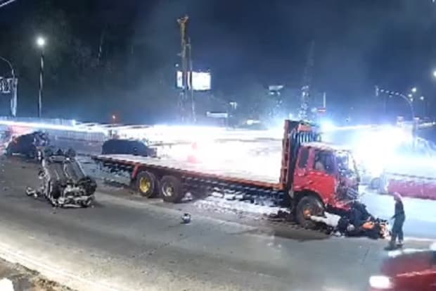 Inilah Detik-detik Tabrakan Maut yang Terekam CCTV di Exit Tol Bawen Inilah Detik-detik Tabrakan Maut yang Terekam CCTV di Exit Tol Bawen