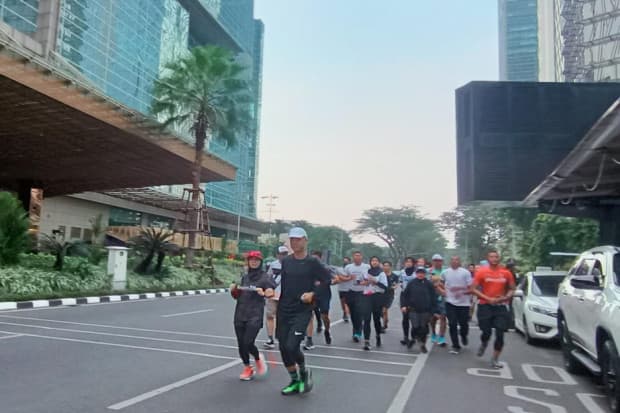 Ganjar dan Atiqoh Lari 2 Putaran Keliling SCBD Sebelum Fun Walk Bersama HT Ganjar dan Atiqoh Lari 2 Putaran Keliling SCBD Sebelum Fun Walk Bersama HT