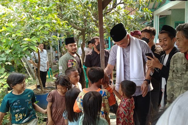 Momen Anak-anak Berebut Cium Tangan Ganjar saat Silaturahmi Tokoh Lintas Agama di Tangerang Momen Anak-anak Berebut Cium Tangan Ganjar saat Silaturahmi Tokoh Lintas Agama di Tangerang