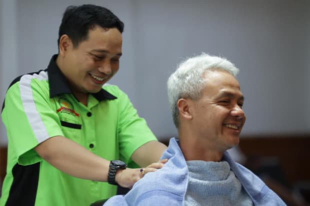 Ganjar Pangkas Rambut di Tukang Cukur Legendaris Asgar, Ini yang Terjadi Ganjar Pangkas Rambut di Tukang Cukur Legendaris Asgar, Ini yang Terjadi