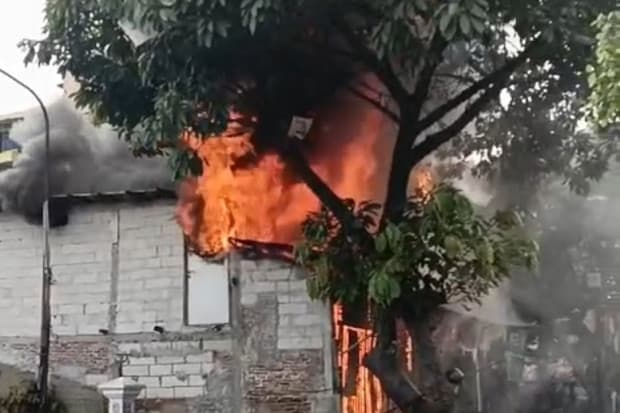 Bengkel Motor di Pademangan Terbakar, 9 Unit Mobil Pemadam Dikerahkan Bengkel Motor di Pademangan Terbakar, 9 Unit Mobil Pemadam Dikerahkan