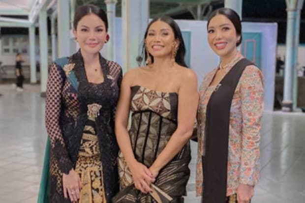 Nikita Mirzani Nangis Dinasihati Anggun soal Mendidik Anak Nikita Mirzani Nangis Dinasihati Anggun soal Mendidik Anak