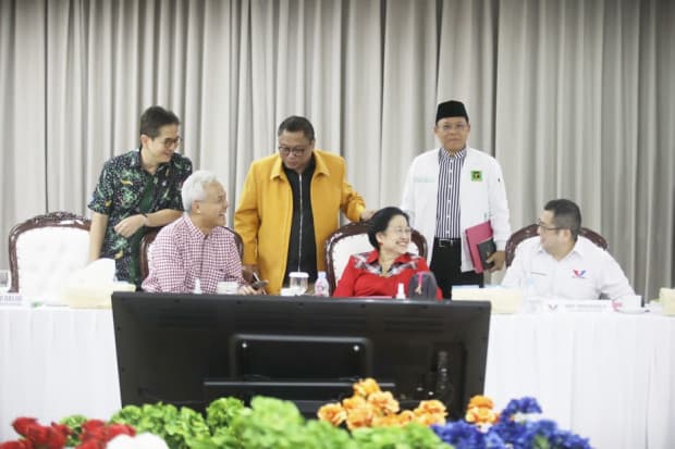 Ganjar Pakai Baju Kotak-kotak Khas Jokowi, Ketua TPN: Bukan Alat Kampanye Ganjar Pakai Baju Kotak-kotak Khas Jokowi, Ketua TPN: Bukan Alat Kampanye