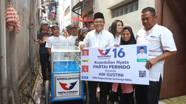 Dapat Bantuan Gerobak Perindo, Pedagang Makanan Keliling di Bandung Terharu Dapat Bantuan Gerobak Perindo, Pedagang Makanan Keliling di Bandung Terharu