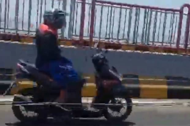Pemotor Ghaib Bikin Geger, Melaju Kencang di Suramadu Tanpa Pegang Stang Kemudi Pemotor Ghaib Bikin Geger, Melaju Kencang di Suramadu Tanpa Pegang Stang Kemudi