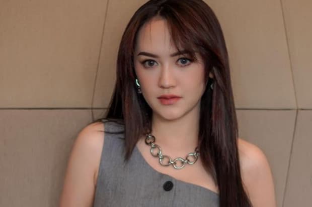 Happy Asmara Diduga Kesurupan saat Manggung, Sempat Lihat Sosok Tak Kasat Mata Happy Asmara Diduga Kesurupan saat Manggung, Sempat Lihat Sosok Tak Kasat Mata