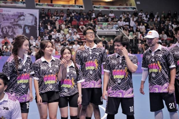 Alam Ganjar Unjuk Kebolehan Main Futsal Bareng Raffi Ahmad, Atta, dan Thariq Alam Ganjar Unjuk Kebolehan Main Futsal Bareng Raffi Ahmad, Atta, dan Thariq