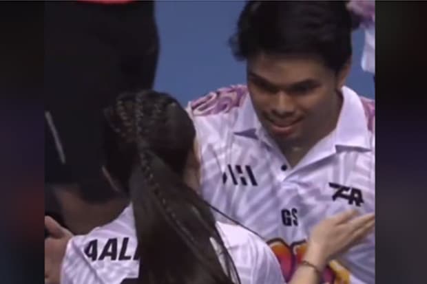 Momen Thariq Halilintar dan Aaliyah Massaid Lakukan Selebrasi Bareng usai Menang di Pertandingan Futsal Momen Thariq Halilintar dan Aaliyah Massaid Lakukan Selebrasi Bareng usai Menang di Pertandingan Futsal