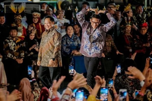Cara Kemenparekraf Promosikan Batik ke Level Internasional, Sandiaga: Makin Banyak Dikenakan Tokoh Dunia Cara Kemenparekraf Promosikan Batik ke Level Internasional, Sandiaga: Makin Banyak Dikenakan Tokoh Dunia