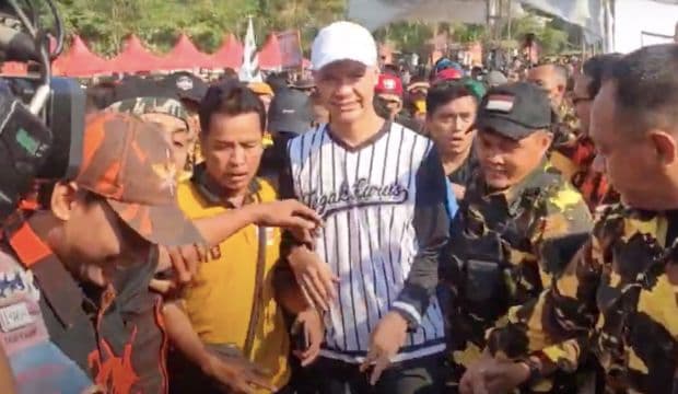Ikuti Jalan Sehat di Surabaya, Ganjar Disambut Antusias Warga