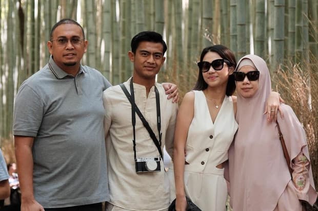 3 Potret Pratama Arhan dan Azizah Salsha Liburan di Jepang, Pakai Baju Serasi 3 Potret Pratama Arhan dan Azizah Salsha Liburan di Jepang, Pakai Baju Serasi