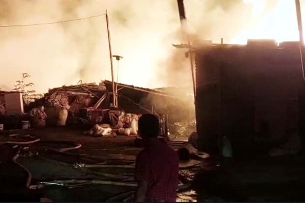 Berhasil Dipadamkan, Puluhan KK Terdampak Kebakaran Lapak Sampah Cakung Berhasil Dipadamkan, Puluhan KK Terdampak Kebakaran Lapak Sampah Cakung