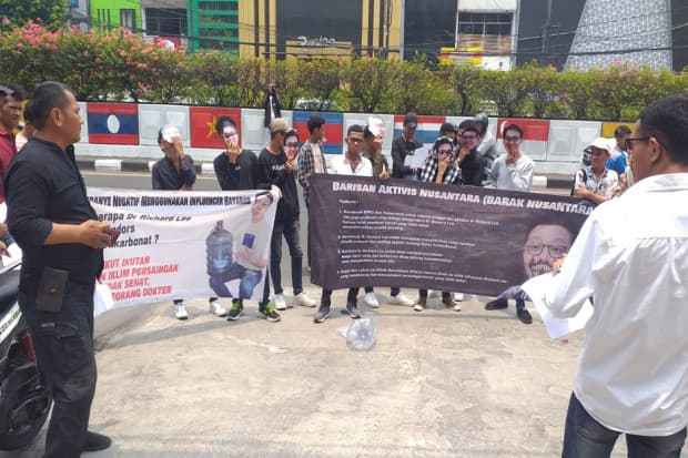 Diduga Kampanye Negatif Galon Isi Ulang, Klinik Dokter Kecantikan di Demo Massa Diduga Kampanye Negatif Galon Isi Ulang, Klinik Dokter Kecantikan di Demo Massa