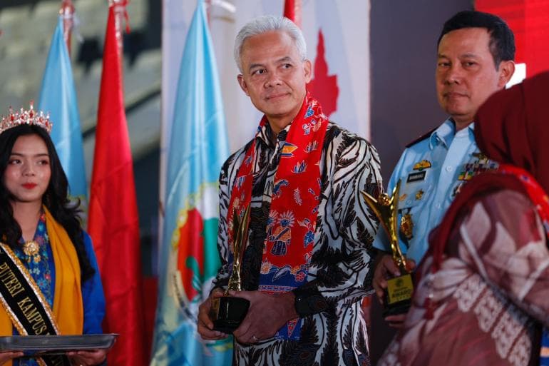 UMKM Jateng Serap 1 3 Juta Lebih Tenaga Kerja Ganjar Terima Penghargaan Pembina Koperasi Andalan UMKM Jateng Serap 1 3 Juta Lebih Tenaga Kerja Ganjar Terima Penghargaan Pembina Koperasi Andalan