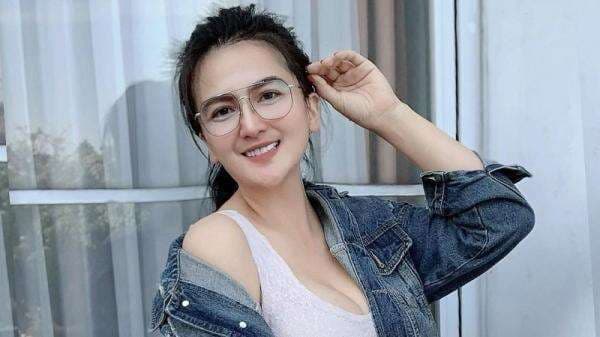 Diana Dee Starlight Tampil dengan Bra Top Bertali, Netizen: Cakep Binti Hot Diana Dee Starlight Tampil dengan Bra Top Bertali, Netizen: Cakep Binti Hot