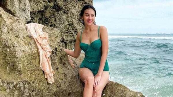 Anya Geraldine Pose Berbikini di Pantai, Netizen: Cantiknya Masa Depan