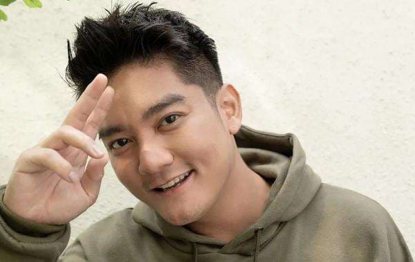 Injak Makam Adik, Boy William Tuai Kritikan Netizen Injak Makam Adik, Boy William Tuai Kritikan Netizen