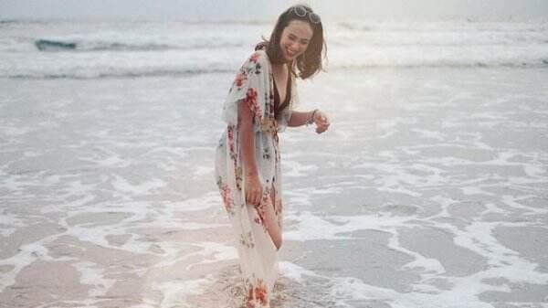 Asyik Berenang di Pantai, Body Goals Pamela Bowie Tuai Sorotan