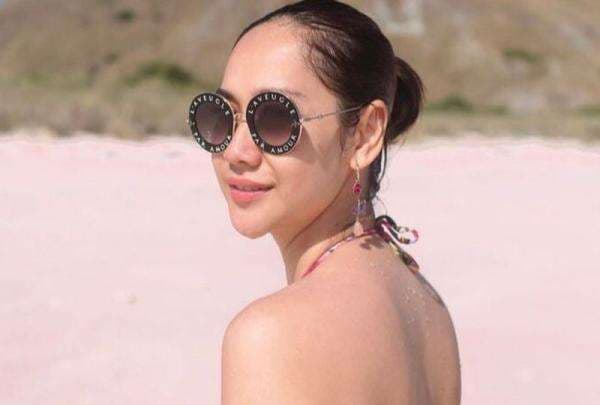 3 Pose Hot Mom BCL Berbikini Body-nya Mulus, Netizen: Amazing 3 Pose Hot Mom BCL Berbikini Body-nya Mulus, Netizen: Amazing