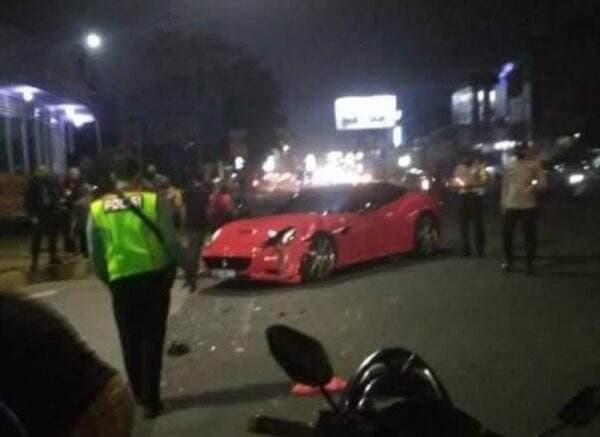 Terobos Lampu Merah, Pemotor Tabrak Ferrari hingga Ringsek di Bogor