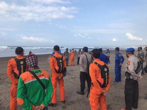 Abaikan Imbauan Petugas, Wisatawan Hilang Terseret Ombak Pantai Pangandaran