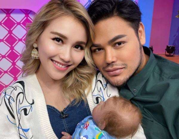 3 Potret Ayu Ting Ting dan Ivan Gunawan Mengasuh Bayi, Netizen: Penasaran Lihat Gedenya 3 Potret Ayu Ting Ting dan Ivan Gunawan Mengasuh Bayi, Netizen: Penasaran Lihat Gedenya