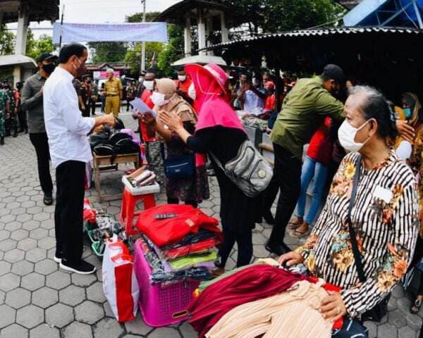 Jokowi Bagikan BLT Di Jawa Tengah Pedagang Pasar Happy