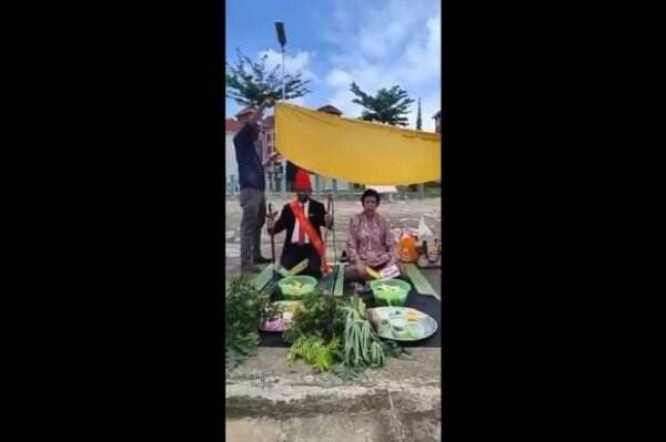 Viral, Ritual Tangkal Banjir Dukun Malaysia Bawa Alquran Dianggap Hina Islam