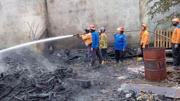 Tumpukan Ban Bekas di Jalan Raya Singkil Adiwerna Kabupaten Tegal Terbakar, Diduga Karena Lalai