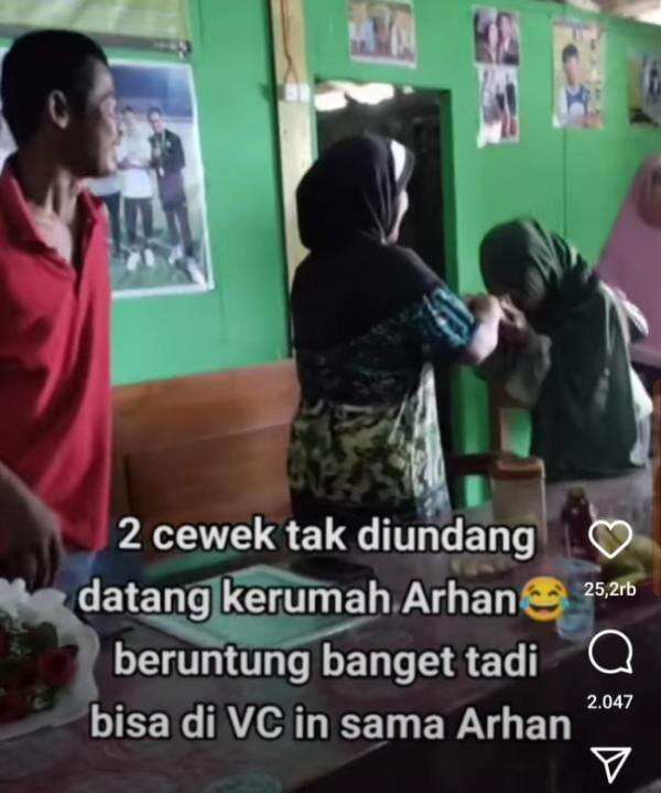 Rumah Pratama Arhan Didatangi Dua Wanita Muda Bawa Bunga Bucket Rumah Pratama Arhan Didatangi Dua Wanita Muda Bawa Bunga Bucket
