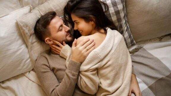 Bikin Nyaman! Intip Posisi Cuddle Terbaik dengan Pasangan, Kamu Suka yang Mana? Bikin Nyaman! Intip Posisi Cuddle Terbaik dengan Pasangan, Kamu Suka yang Mana?