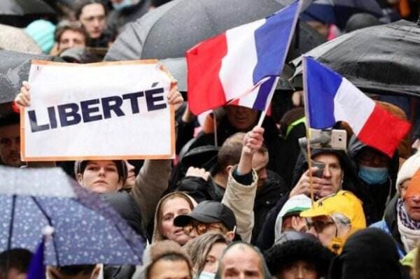 Demonstran Anti-vaksin kepada Macron: Kami Akan Buat Anda Kesal