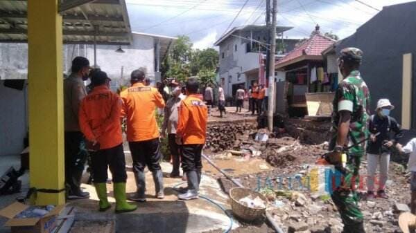 Tangani Korban Banjir Jember, Ratusan Personel Gabungan Diterjunkan Bantu Korban