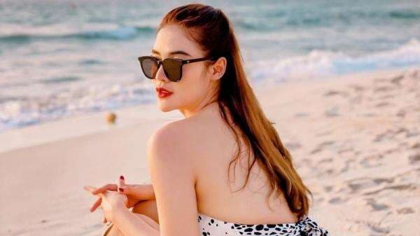 5 Outfit ke Pantai ala Sylvia Genpati, Pesonanya Menghanyutkan! 5 Outfit ke Pantai ala Sylvia Genpati, Pesonanya Menghanyutkan!