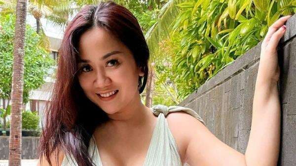 Seksinya Gaya Tante Ernie Memikat bak Gadis, Netizen: Si Gemoy ABG Banget! Seksinya Gaya Tante Ernie Memikat bak Gadis, Netizen: Si Gemoy ABG Banget!