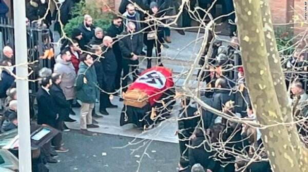 Pemimpin Katolik dan Yahudi Kecam Bendera Nazi yang Digunakan di Peti Mati di Gereja