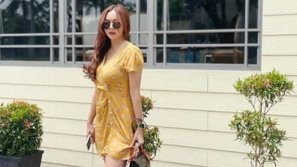 Aura Kasih Seksi Pakai Dress Kuning, Netizen: Kukira Perawan, Ternyata Janda Semakin di Depan!