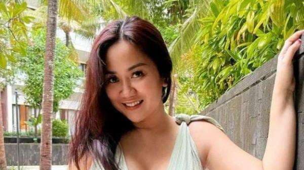 Tiga Foto Seksi Terbaru Tante Ernie Buat Netizen Terpesona: Tetapi Kamunya Jauh... Tiga Foto Seksi Terbaru Tante Ernie Buat Netizen Terpesona: Tetapi Kamunya Jauh...