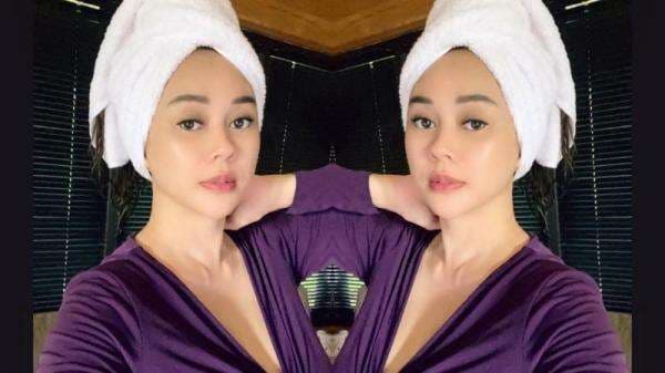 Aura Kasih Habis Mandi Selfie Pakai Outfit Terbuka, Netizen: Seger Banget! Aura Kasih Habis Mandi Selfie Pakai Outfit Terbuka, Netizen: Seger Banget!